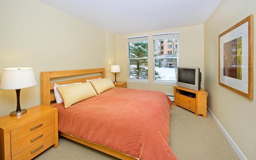 Deluxe One-Bedroom Suite with Kitchenette